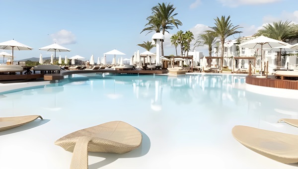 Destino Pacha Ibiza: Vista piscina del resort