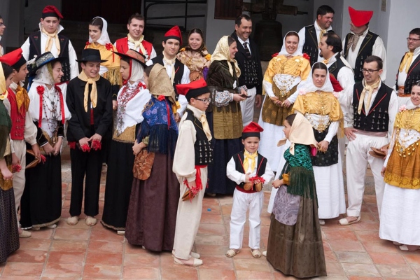 Festes de Sant Jordi 2024: Traje típicos frente a la Iglesia