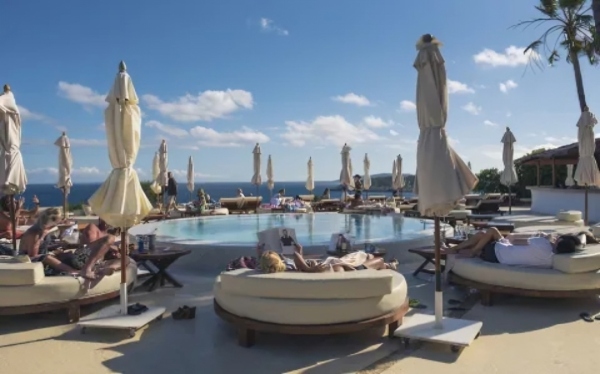 Destino Pacha Ibiza 2024: Vista piscina exteriores