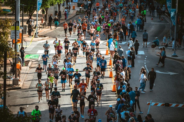 Corredores Maratón en plena competición circuito urbano