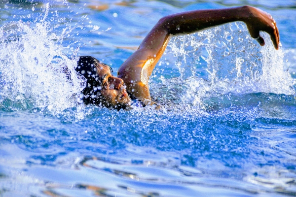 Imagen de un nadador en alta mar