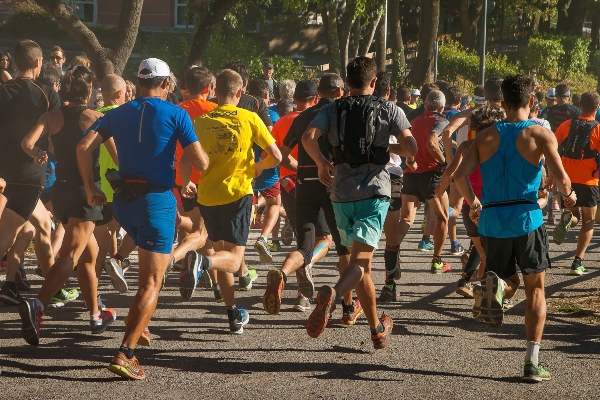 Grupo de corredores en plena competición