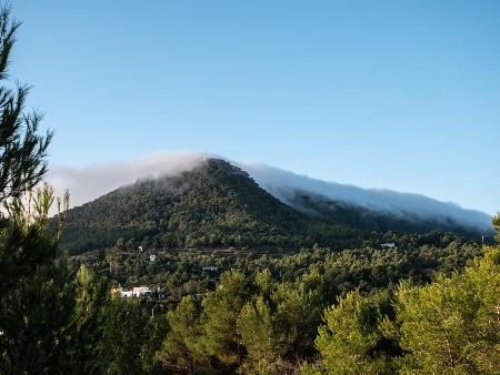 Vista de sa Talaia de Sant Josep entre nubes