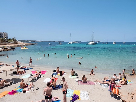 Vista de la playa de Caló des Moro en San Antonio, Ibiza
