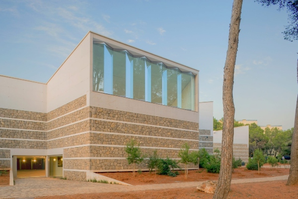 Vista de una parte del edificio del Palacio de Congresos de Ibiza, Santa Eulalia