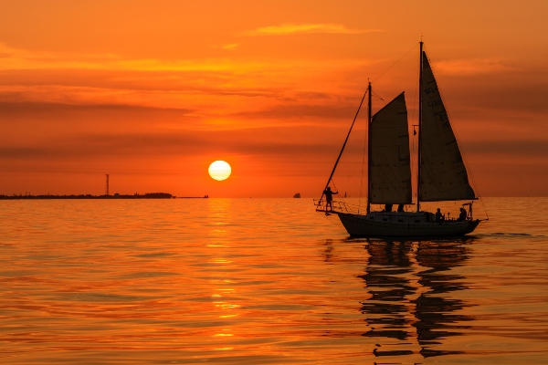 Atardecer en alta mar