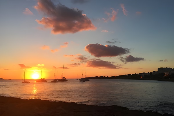 La noche de Ibiza (Eivissa): Atardecer frente al mar