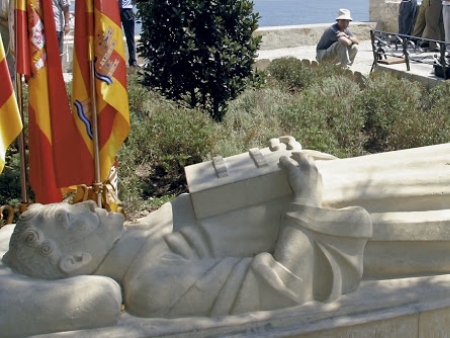 Monumento en Ibiza a Guillem de Montgrí postrado