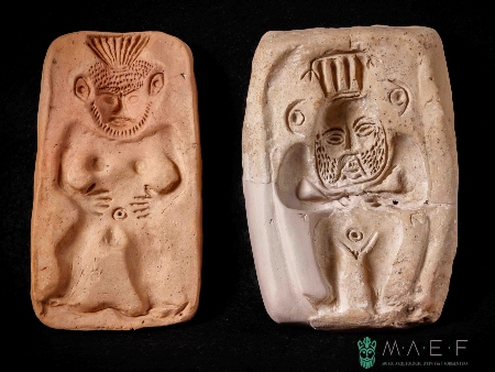 Dos piezas de cerámica con representación humana