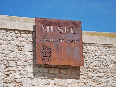 Placa metálica Museo Arqueológico, Ibiza