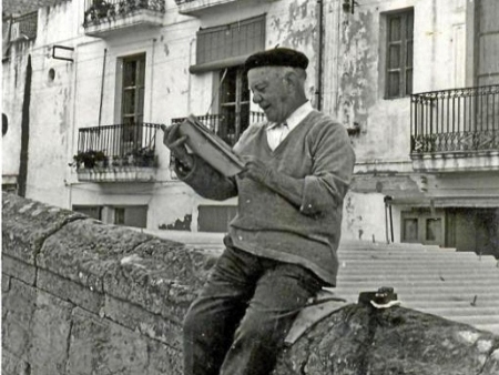 Foto de Portmany leyendo en Dalt Vila