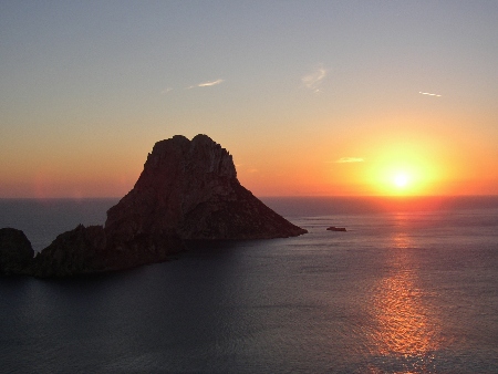 Imagen de puesta de sol en Es Vedrà, Ibiza (Eivissa)