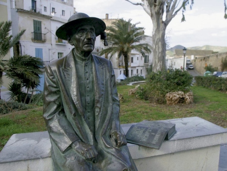 Estatua de Isidor Macabich en sa Carrossa (Dalt Vila)