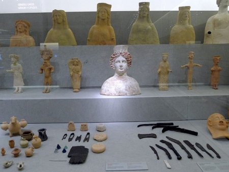 Piezas expuestas en el Museo. La diosa Tanit en el centro