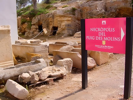 Cartel indicativo de la Necrópolis del Puig des Molins
