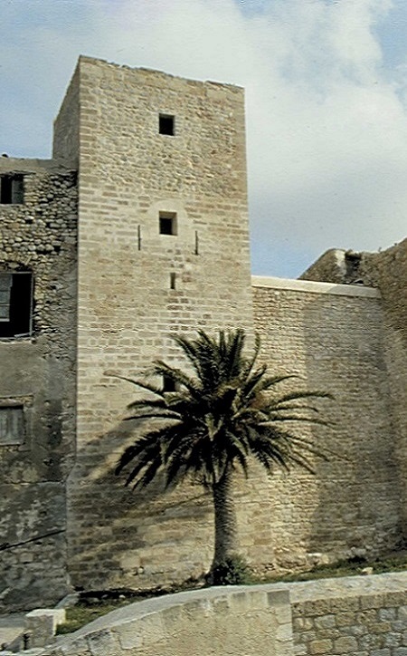 La torre del Homenaje es una construcción del s. XIV sobre elementos preexistentes, como se evidencia en el zócalo