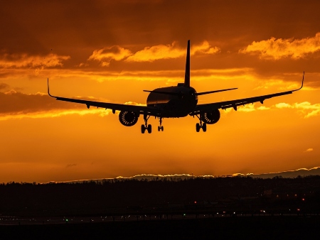 Aeropuerto de Ibiza: avión en pleno vuelo al atardecer