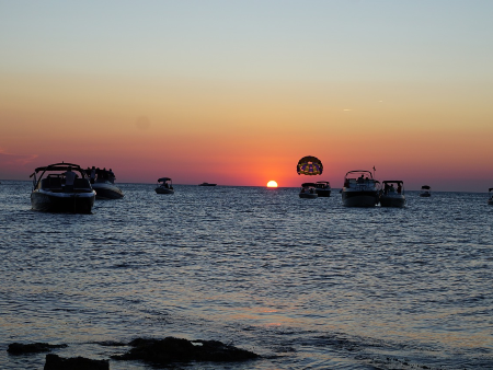 Barcos y puesta de sol