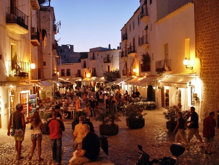 Ambiente nocturno en una calle de Ibiza