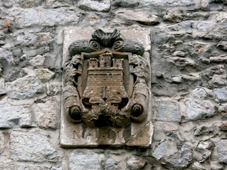 Escudo situado sobre la puerta del edificio de la Universidad de Ibiza