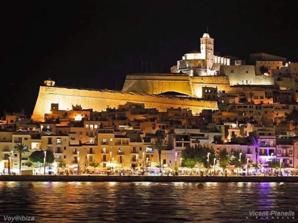 Vista nocturna Dalt Vila: murallas, baluarte, catedral