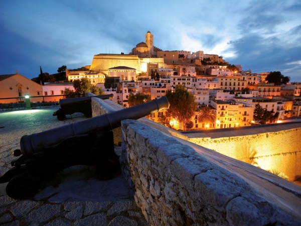 Vista nocturna de Dalt Vila, Catedral y murallas