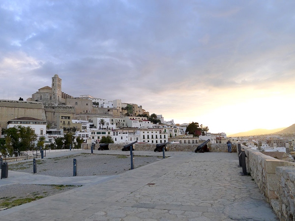 Baluarte de Santa Lucía con la Catedral al fondo