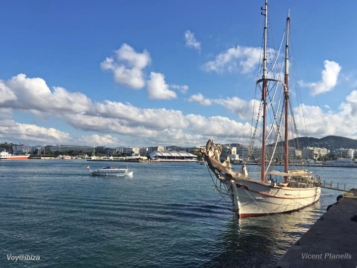 Velero en el Puerto de Ibiza / Eivissa