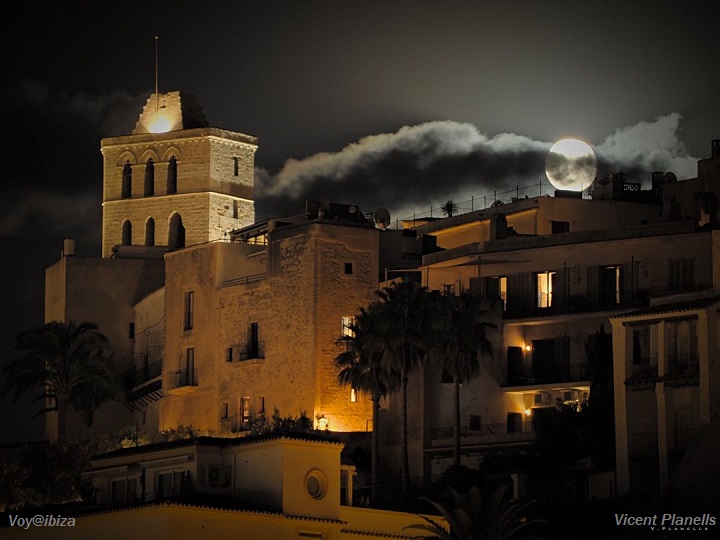 Luna llena tras la Catedral de Ibiza (Eivissa)