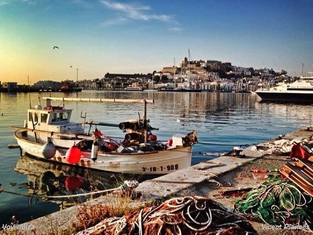 Dalt Vila (Ibiza- Eivissa) y puerto desde el muelle de pescadores tras un típico llaüt
