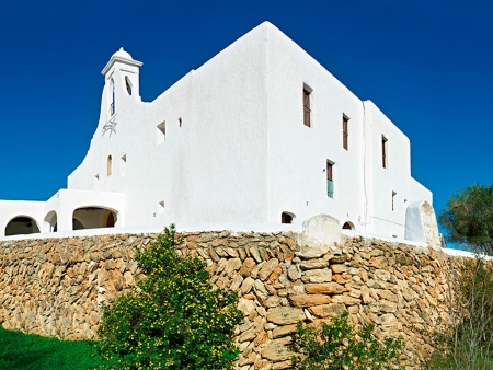 Vista lateral de la iglesia de San Rafael de sa Creu