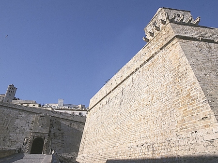 Baluarte de Sant Joan y puerta de Mar, entrada principal de la fortaleza